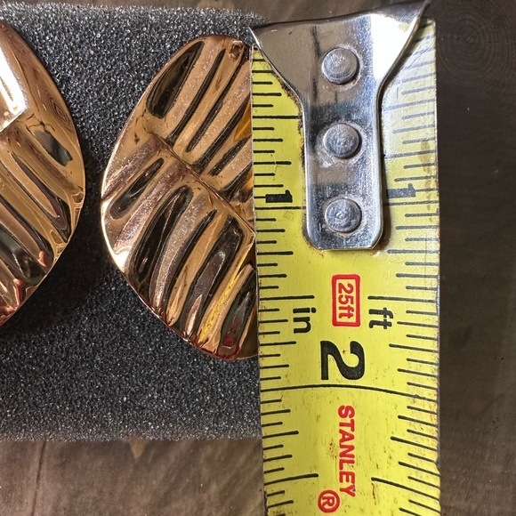 Vtg 1994 Avon Glossy Style Large Ruffled Gold Tone Pierced Earrings And Cuff Set - Picture 4 of 8